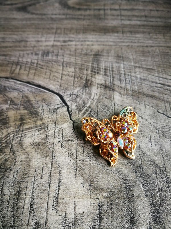 How to Style an Understated Brooch for a Modern Take on a Classic Accessory?