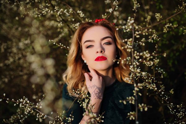 Can You Maintain Elegance with Waterproof Footwear for Commuting?